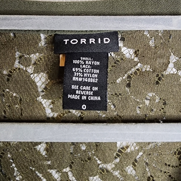 Torrid green lace detail shirt - Picture 2 of 3